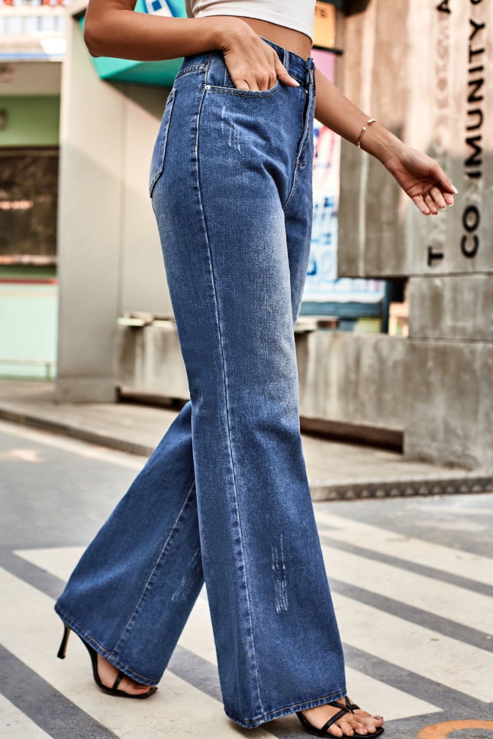 Buttoned Loose Fit Jeans with Pockets - TRENDMELO